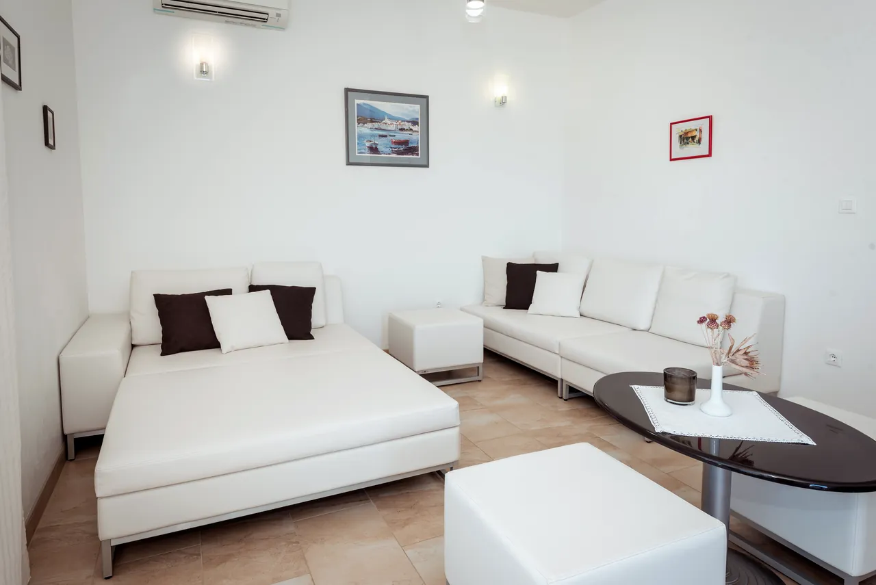 Wohnzimmer mit Doppelbett und Sofa