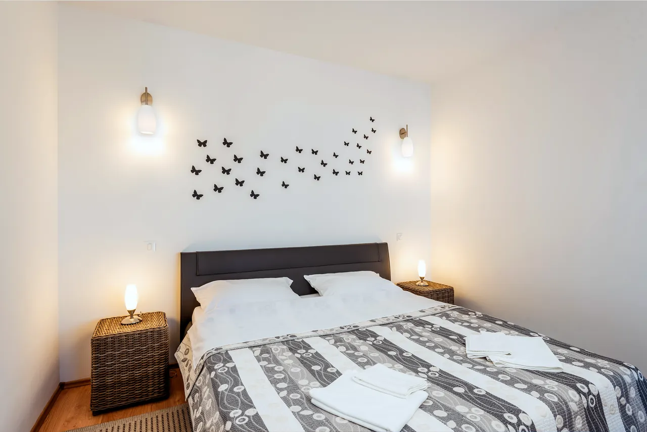 Schlafzimmer mit Doppelbett
