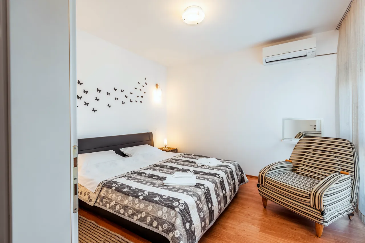 Schlafzimmer mit Doppelbett und ausziehbarem Sessel