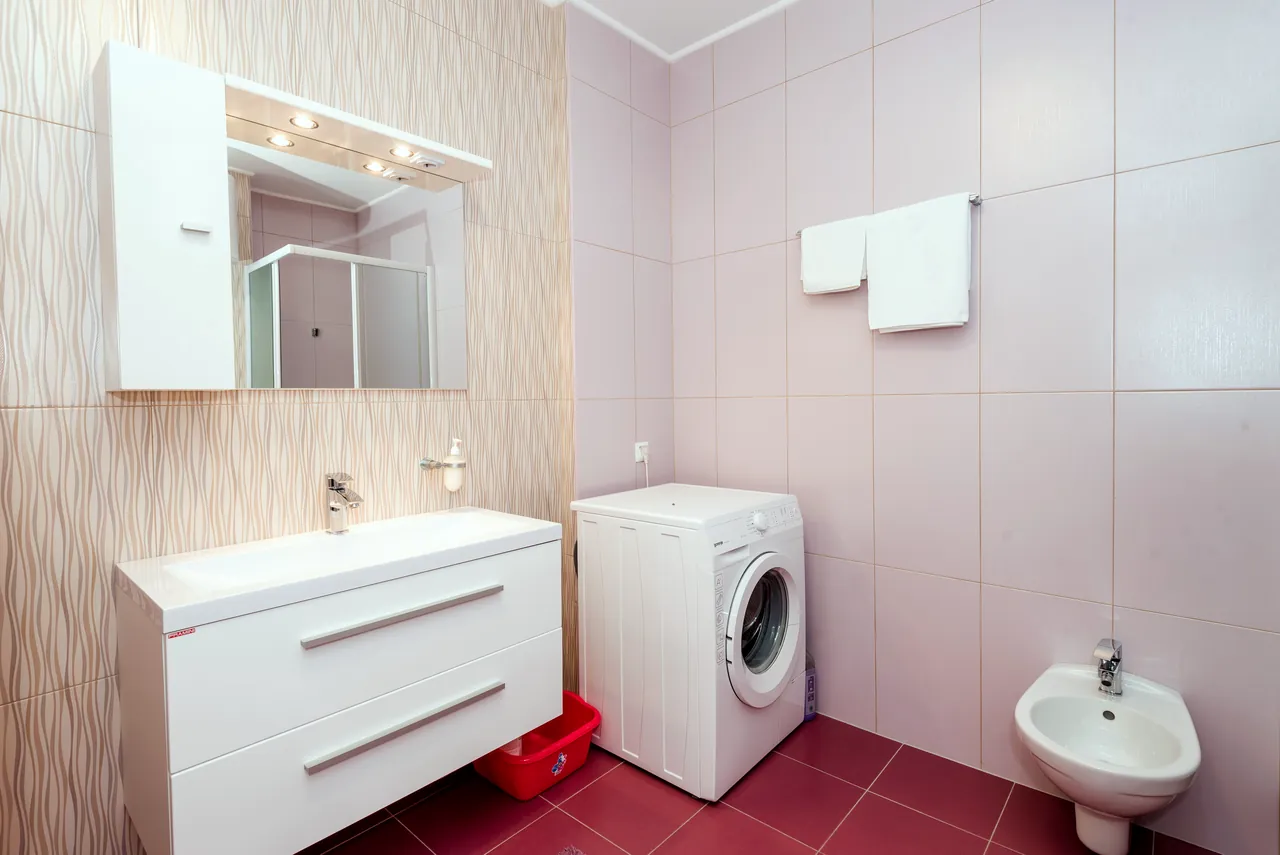 Badezimmer mit Waschmaschine