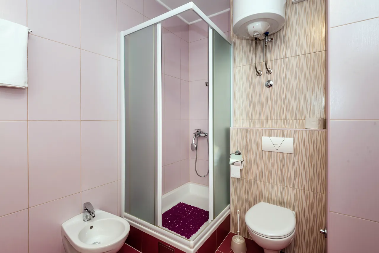 Badezimmer mit Dusche