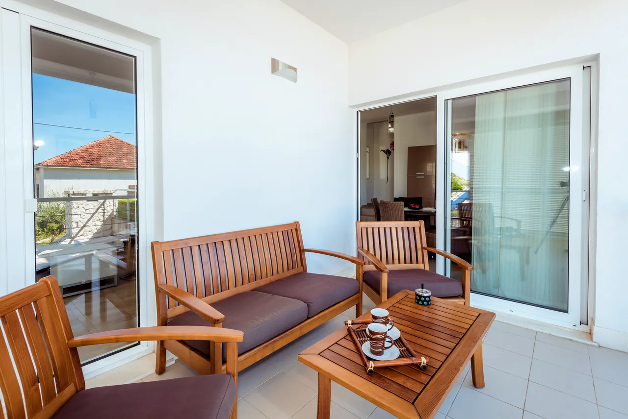 Balkon mit Sitzgarnitur aus Holz