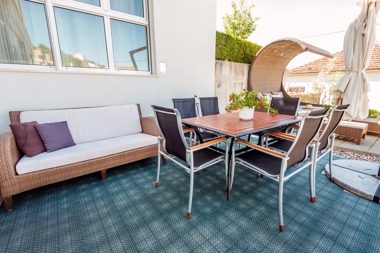 Terrasse mit Esstisch und Sitzecke