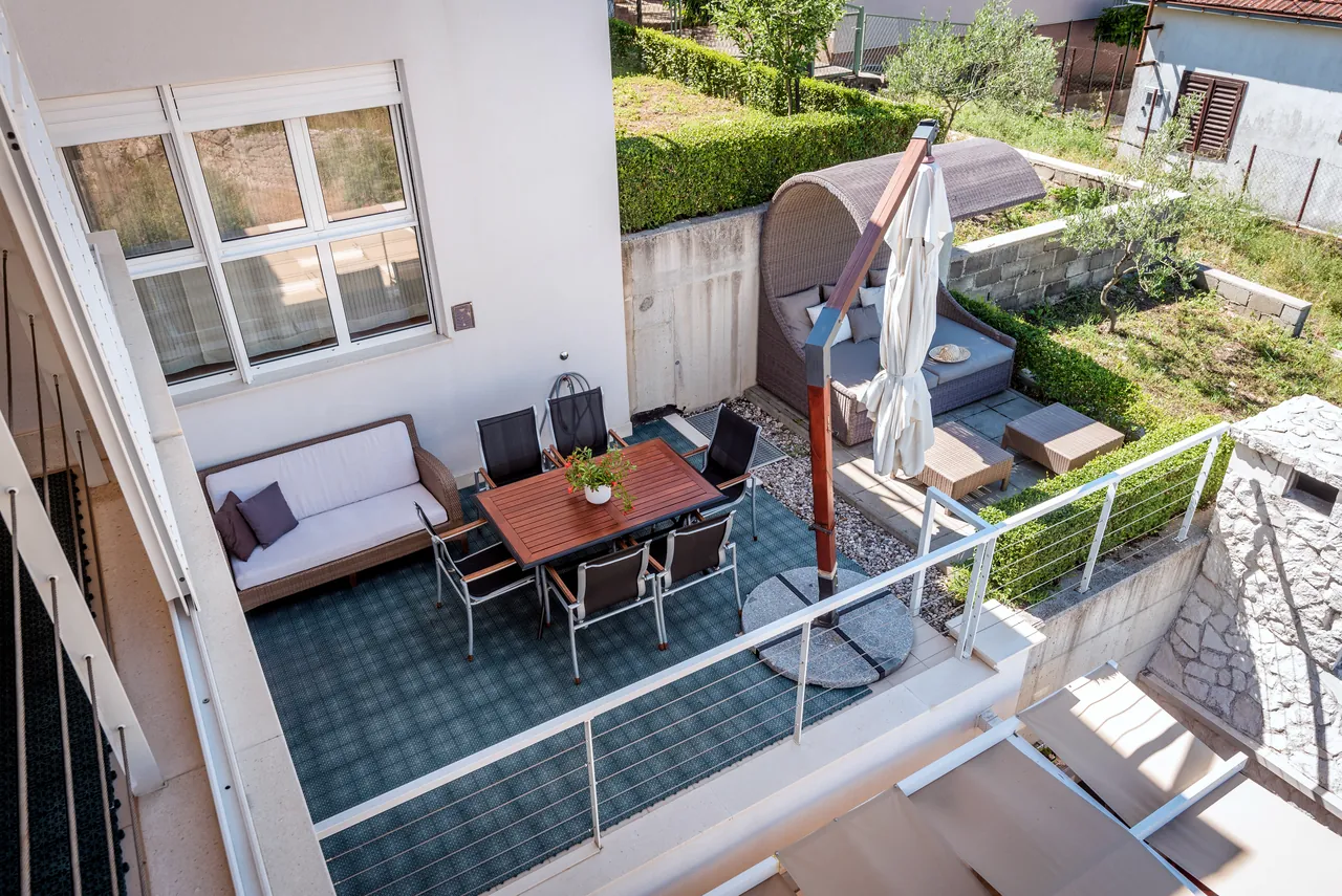 Terrasse mit Esstisch, von oben gesehen