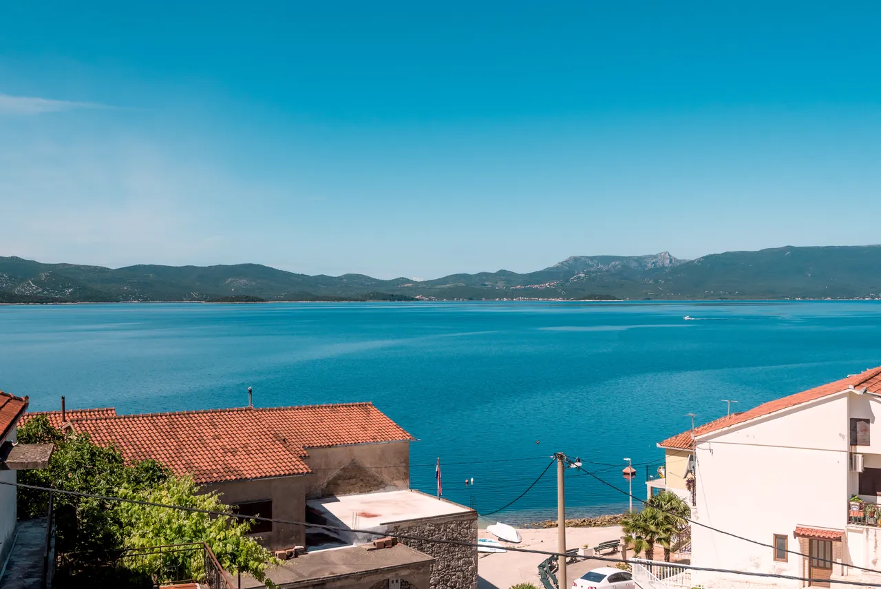 Blick vom Balkon auf das Meer und Pelješac