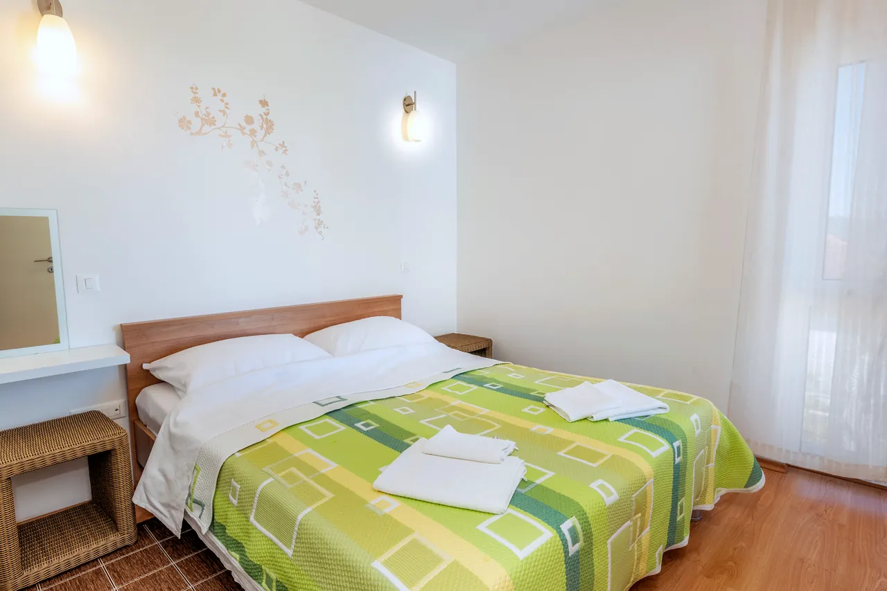 Schlafzimmer mit Doppelbett