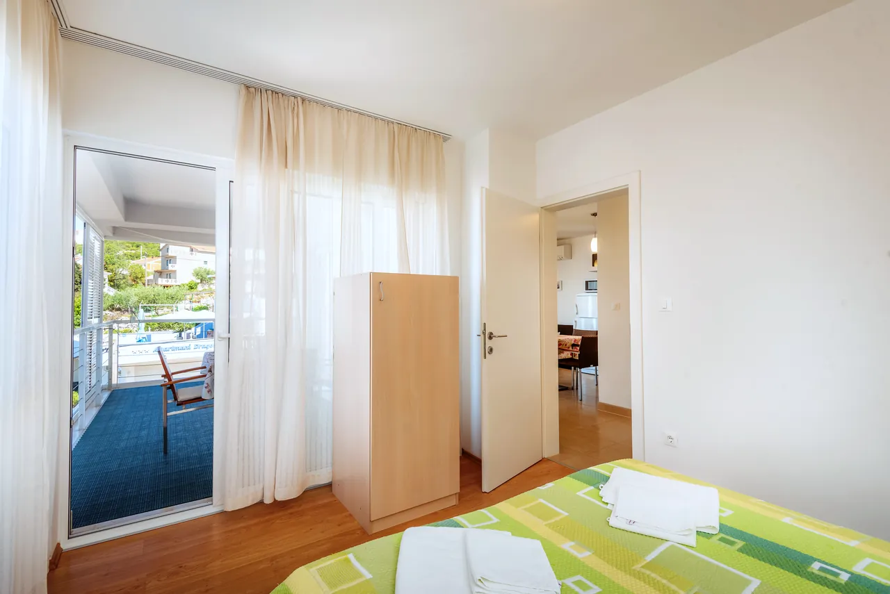 Schlafzimmer mit Zugang zum Balkon