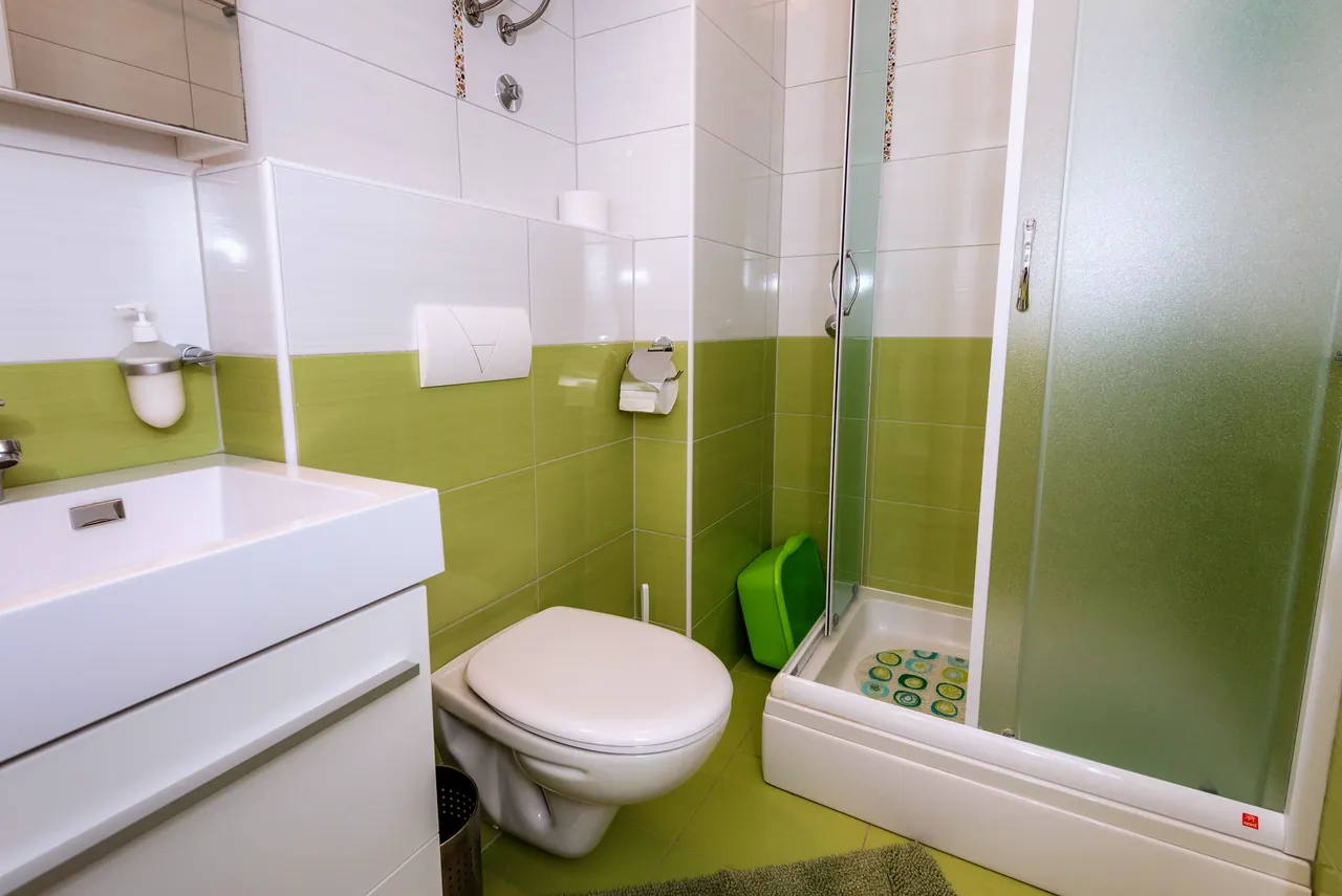Badezimmer mit Dusche