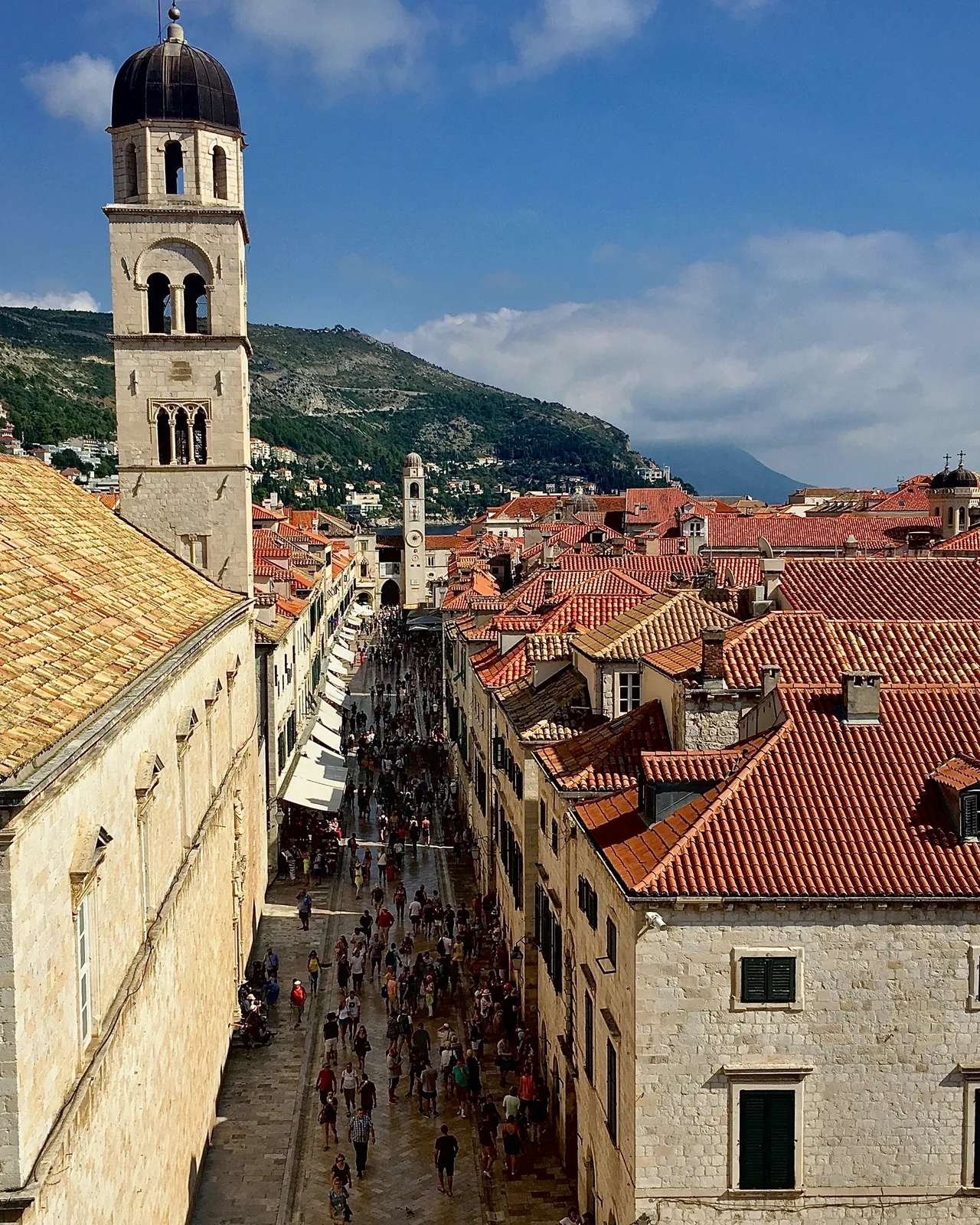 Dubrovník: pohled na Stradun a střechy starého města