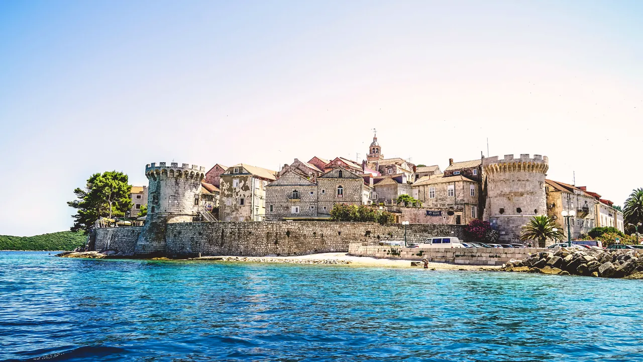 Korčula: staré město s věžemi při pohledu od moře