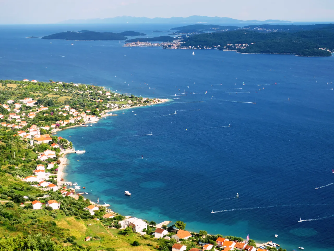 Pelješac: Viganj shora, s plachetnicemi a Korčulou v pozadí