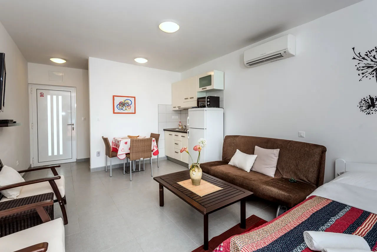 Studio: Wohnbereich mit Sofa und Doppelbett