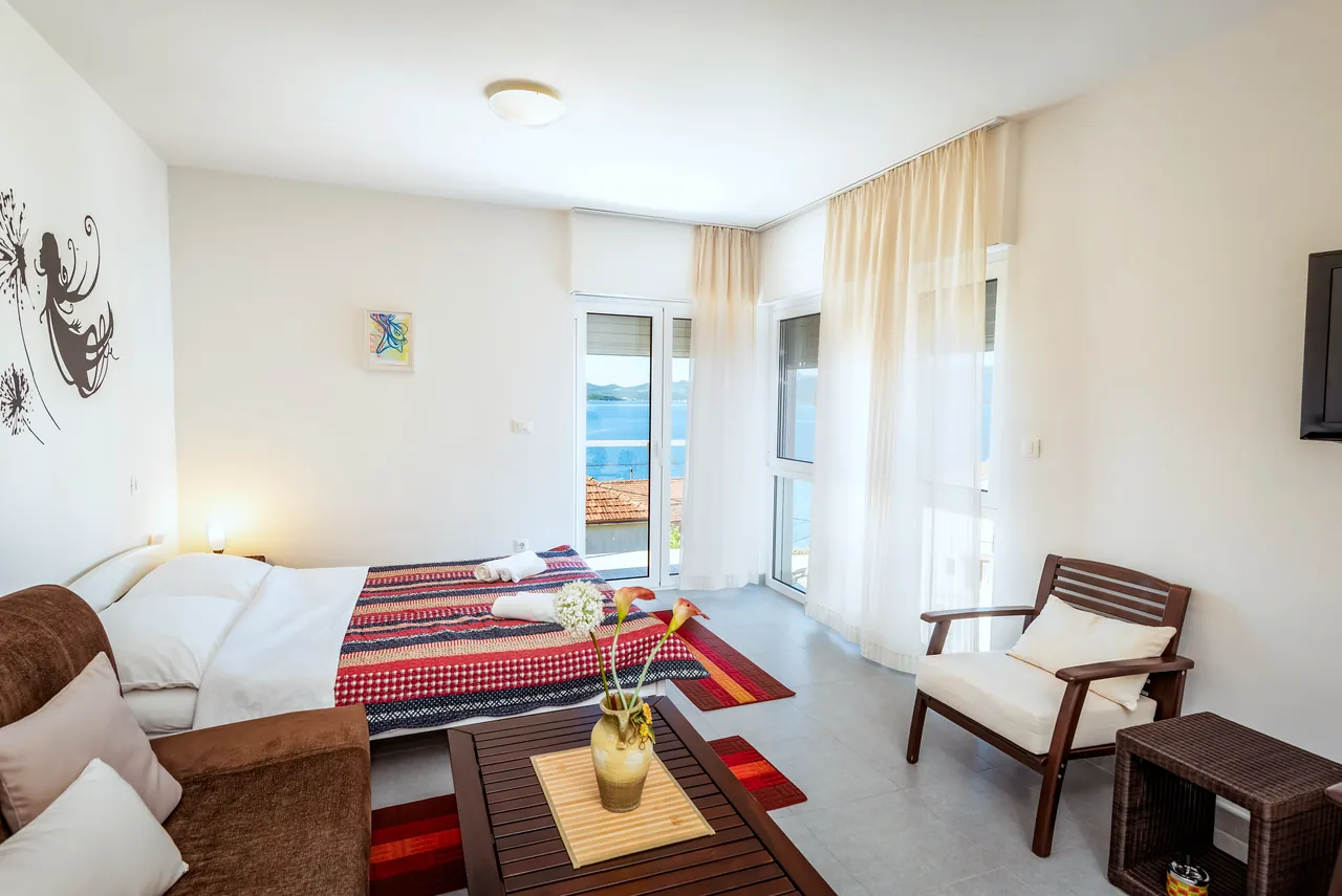 Doppelbett und Sitzecke mit Sesseln