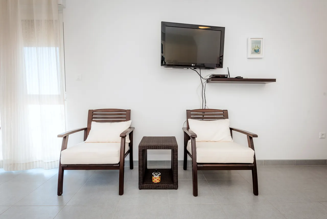 Sitzecke mit Sesseln und TV