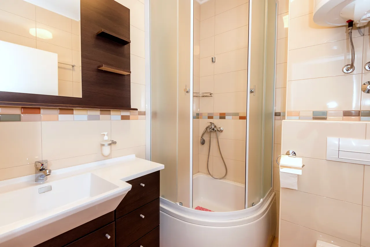 Badezimmer mit Dusche