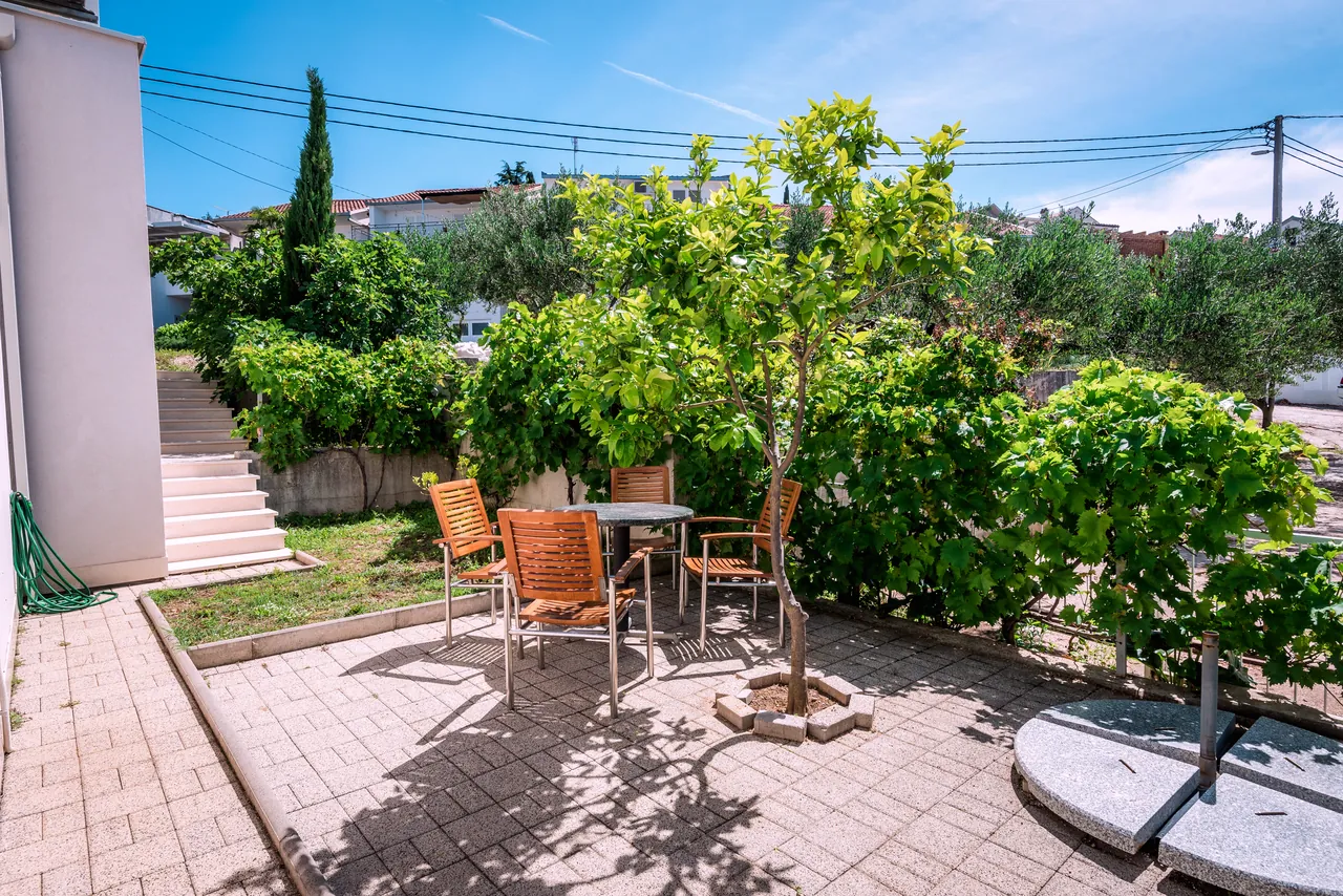 Gartenterrasse mit Tisch und Stühlen